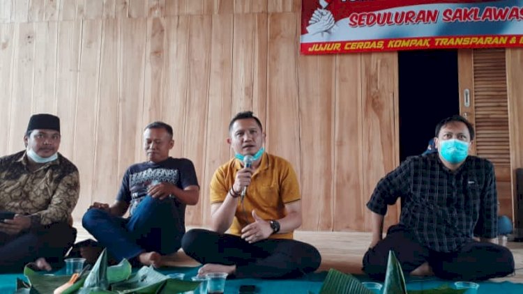 Ketua Askab Banyuwangi, Anton Sujarwo (tengah)/RMOLJatim