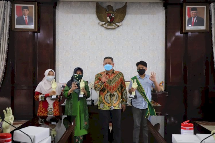 Salah satu keluarga pemenang menerima penghargaan Surabaya Eco School 2020/RMOLJatim