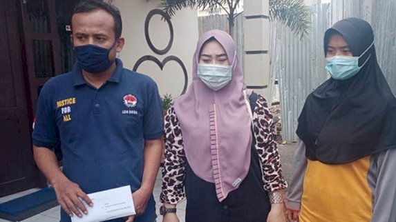 Ibu berinisial S (tengah) yang dilaporkan anak kandungnya karena kasus dugaan penganiayaan/RMOLJateng