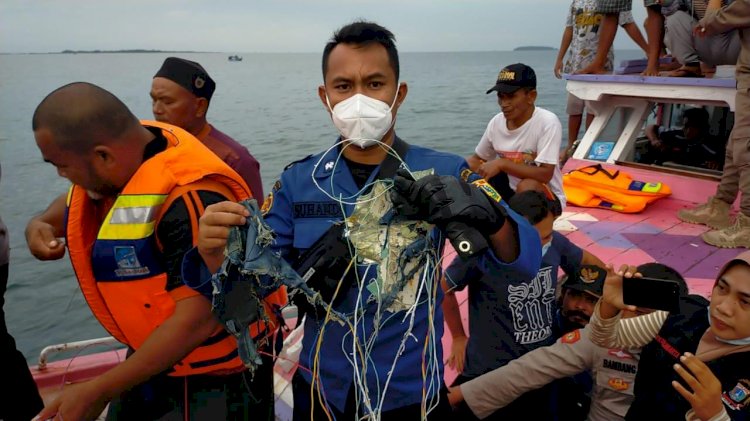 Petugas gabungan dikabarkan telah menemukan serpihan pesawat Sriwijaya Air tipe SJ-182 rute Jakarta Pontianak yang dikabarkan hilang di Perairan Pulau Lancang, Sabtu (9/1) sekitar pukul 14.40 WIB/ist
