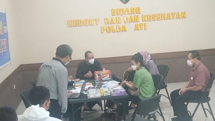   Keluarga Fadly Satrianto tes DNA di Polda Jatim/RMOLJatim