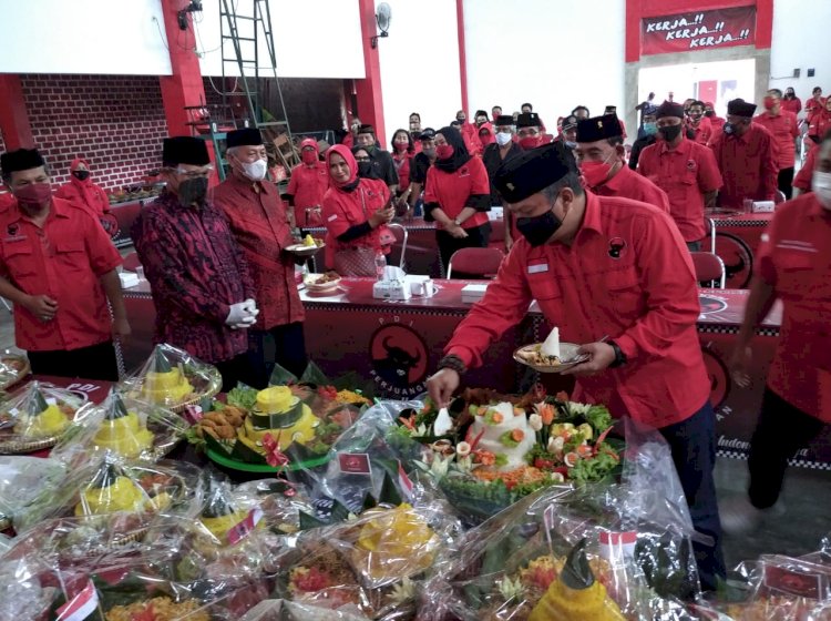  Ketua DPC PDI perjuangan kota Madiun Anton Kusumo memotong tumpeng/RMOLJatim