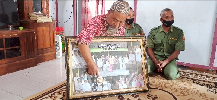 keluarga menunjukkan foto koban Jatuhnya Pesawat Sriwijaya Air/RMOLJatim