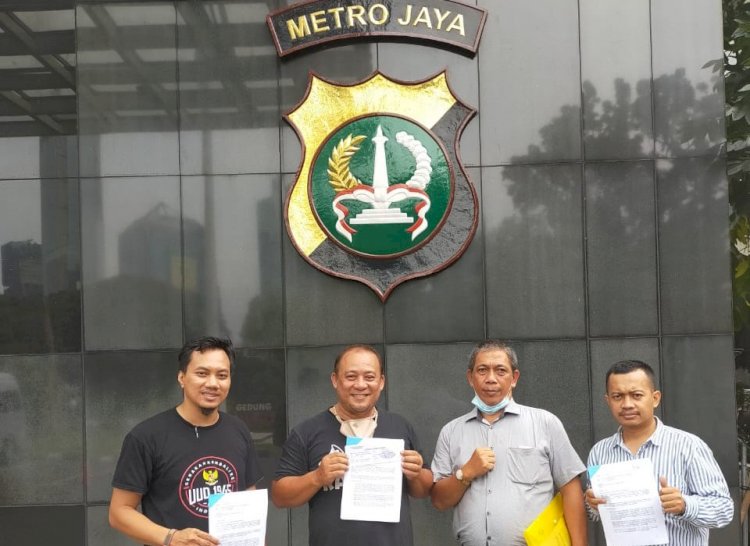 Gus Yasin bersama koleganya saat melaporkan Menteri Sosial Tri Rismaharini di Polda Metro Jaya/Ist