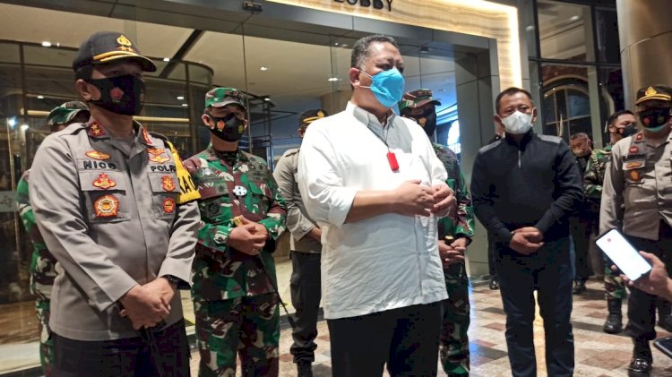 Kapolda Jatim bersama Plt Walikota Surabaya,  Kapolrestabes Surabaya, Pangdam V Brawijaya, Pangko Armatim dan Sekdaprov saat sidang hari pertama pelaksanaan PPKM disalah satu Mall/RMOLJatim