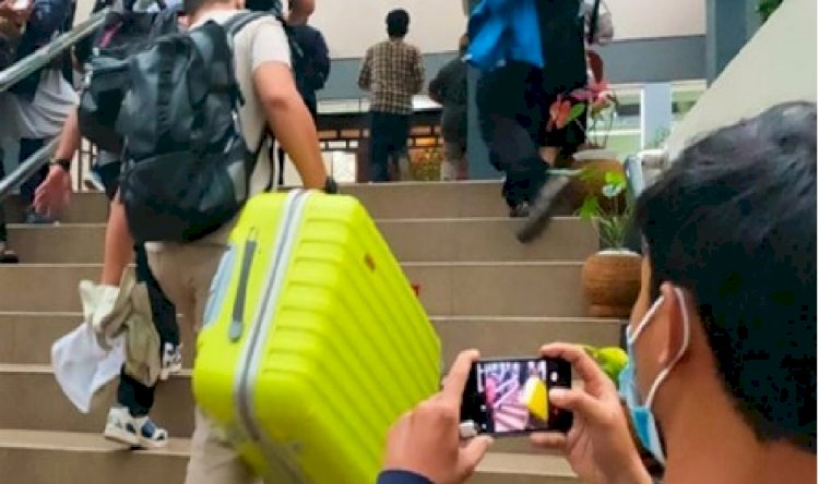 Petugas KPK saat Membawa Koper Usai Melakukan Penggeledahan di Batu/Ist