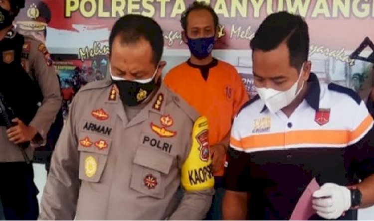 Kapolresta Banyuwangi, Kombespol Arman Asmara memamerkan pelaku pencabulan dan barang bukti/RMOLJatim