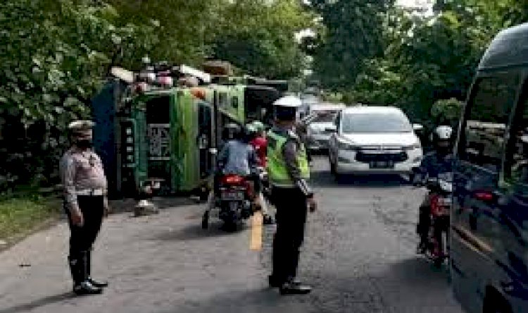 Kondisi bus Singaraja Putra usia tabrakan.