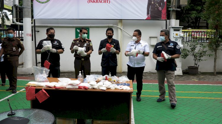 Kejari Tanjung perak beserta jajaran dari institusi terkait menunjukkan BB yang akan dimusnahkan/ist