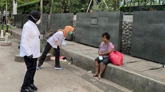 Menteri Sosial Tri Risma Harini saat blusukan di Jakarta / net