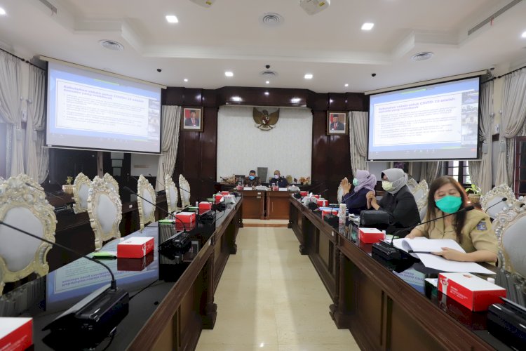 Rapat Persiapan Vaksinasi Covid-19 bersama Pemprov Jatim secara virtual di Ruang Sidang Wali Kota Surabaya/RMOLJatim