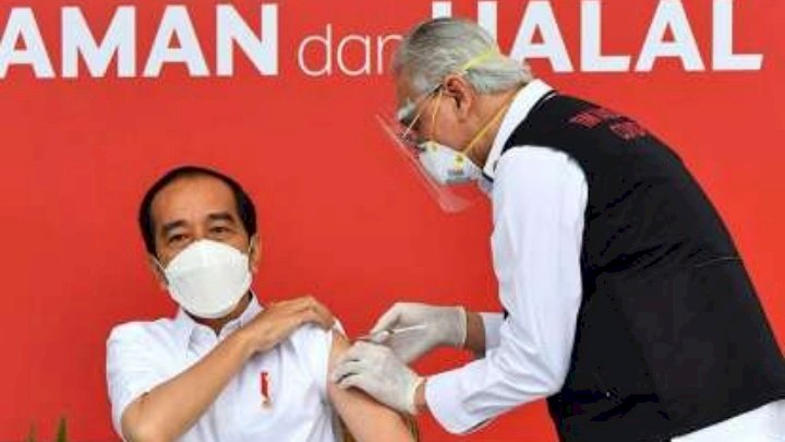 Presiden Jokowi saat divaksin / net