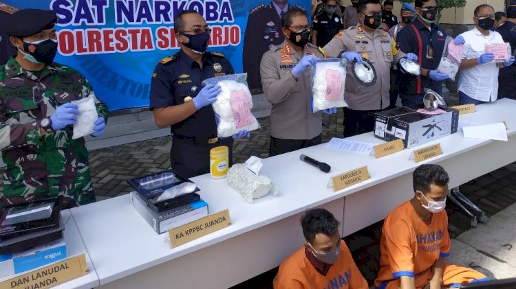 Pelaku penyelundupan sabu saat dikeler bersama barang bukti