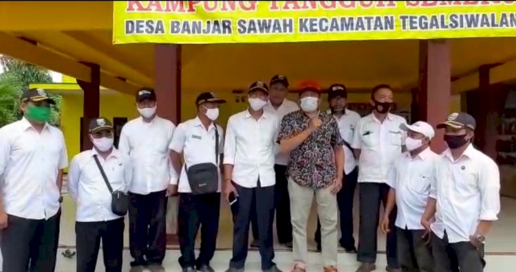    Kades (memakai Batik) bersama para perangkat desa dalam video yang beredar/Repro