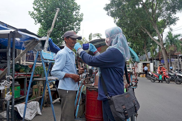 Pembagian masker/RMOLJatim