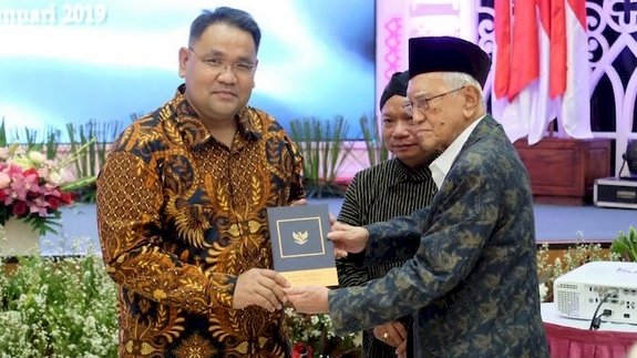 Letjen (Purn) Sayidiman Suryohadiprodjo ketika menyerahkan buku "Masyarakat Pancasila" kepada Pemimpin Umum Kantor Berita Politik RMOL Teguh Santosa disaksikan Ketua PWKI AM Putut Prabantoro (tengah), di Jakarta, Januari 2019/Ist