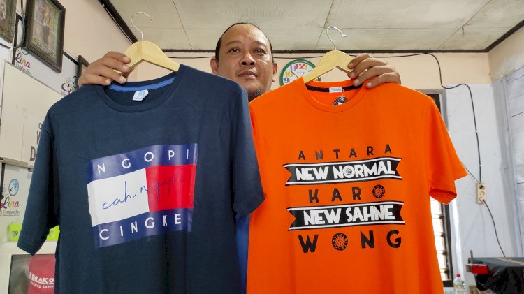 Hardiyanto menunjukkan kaos hasil karyanya / RMOLJatim. 