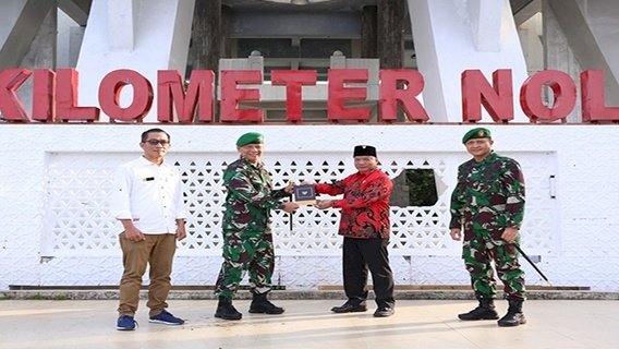 Pangdam Iskandar Muda, Nanggroe Aceh Darussalam menerima buku ”Masyarakat Pancasila” dari editor AM Putut Prabantoro, Alumnus Lemhannas PPSA XXI, di Titik Nol Indonesia, Pulau Sabang, Nanggro Aceh/ist