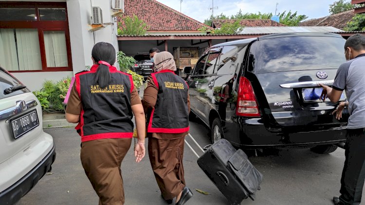 Penyidik Pidsus Kejari Kota Kediri tampak membawa barang bukti yang disita dari BPR Kota Kediri/RMOLJatim