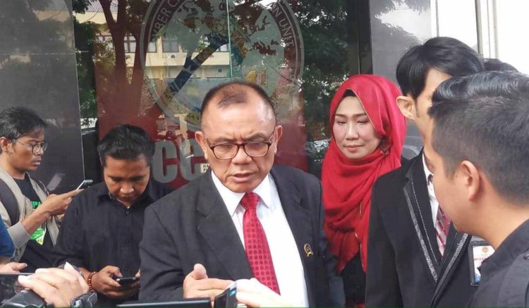 Guntual Laremba dan Tuty Rahayu saat menjadi kuasa hukum Vanessa Angel di Polda Jatim/Net