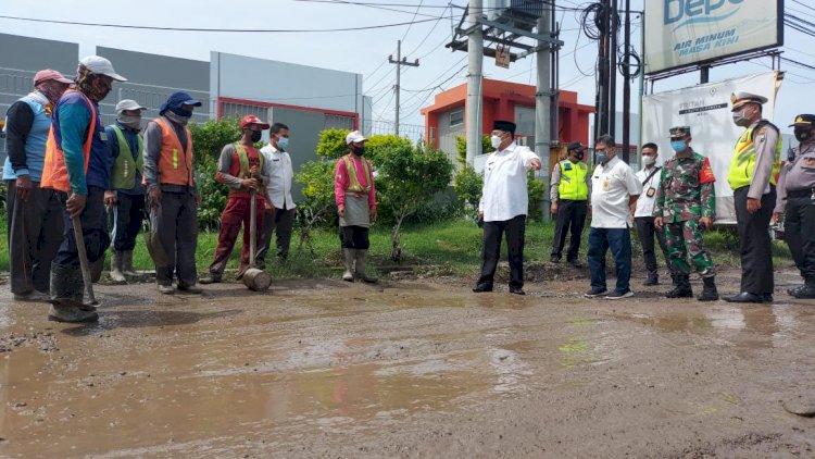 Pj Bupati Sidoarjo,Hudiyono melihat langsung perbaikan jalan Desa Wedi Gedangan/RMOLJatim