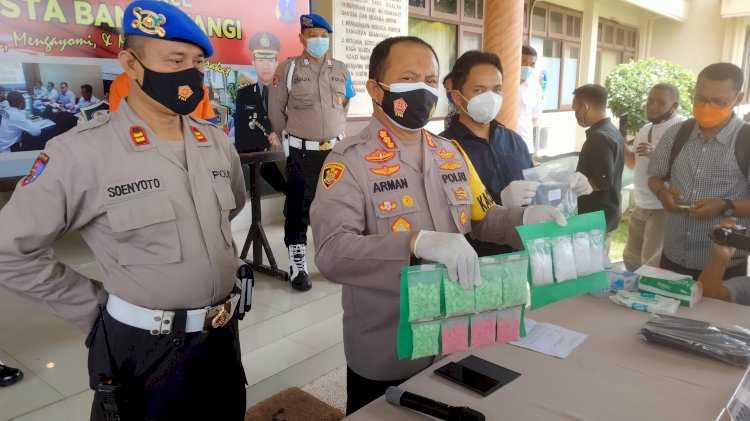 Kapolresta Banyuwangi Kombespol Arman Asmara Syarifuddin menunjukkan barang bukti sabu dan ekstasi serta pelaku/RMOLJatim