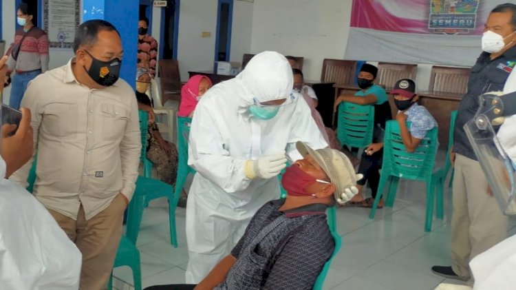 Suasana Swab PCR Masal di Balai Desa Kalibuntu. /RMOLJatim