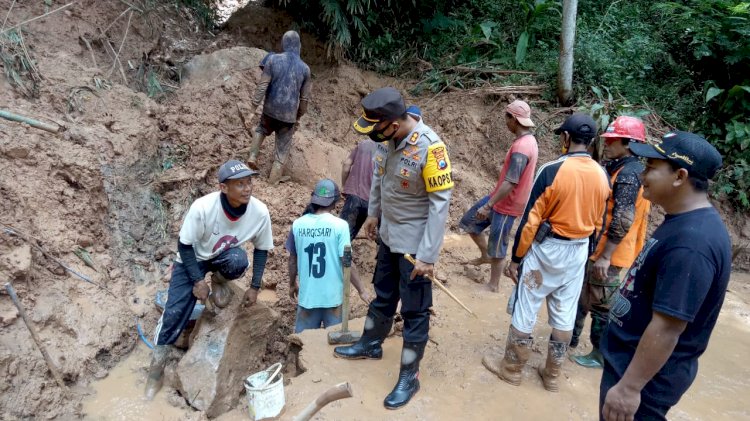 Kapolres Ngawi AKBP I Wayan Winaya saat meninjau bencana longsor di Kecamatan Sine/RMOLJatim