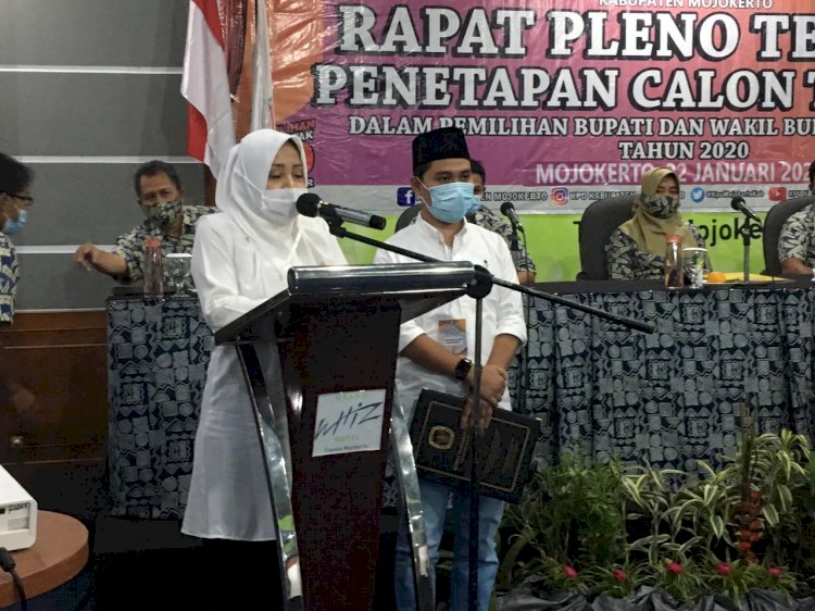  dr Ikfina Fahmawati M.Ṣi didampingi Muhammad Albarra, Lc, M.Ḥum calon terpilih Bupati dan Wakil Bupati Mojokerto saat memberikan sambutan/RMOLJatim   