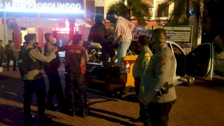 Polisi saat menurunkan barang bukti. /ist