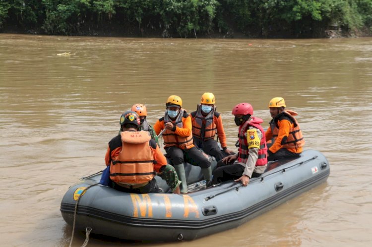 Kapolres Ngawi AKBP I Wayan Winaya terjun langsung pencarian korban yang diduga karyawati RSUD di Bengawan Solo