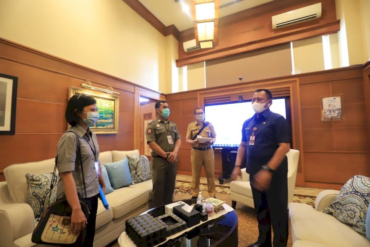 Satgas Covid-19 Surabaya melakukan pengecekan di ruang Sekda Prov Jatim/Ist