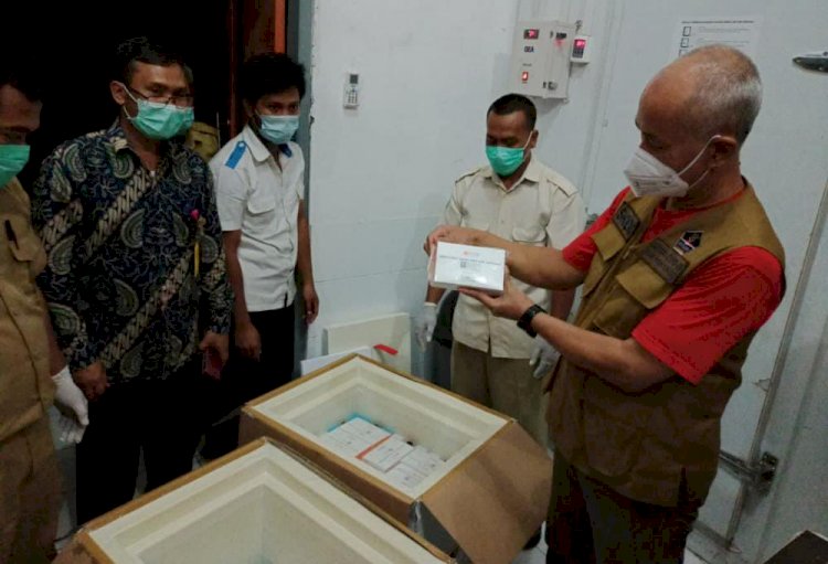  dr Shodiq Kepala Dinas Kesehatan Kabupaten Probolinggo saat mengecek vaksin/RMOLJatim