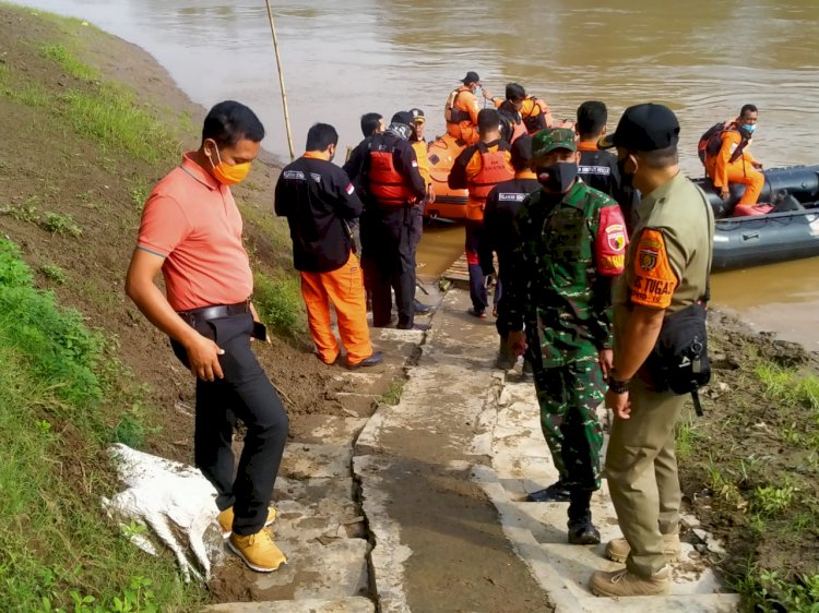 Tim SAR bergerak mencari keberadaan Devi di Bengawan Solo/RMOLJatim