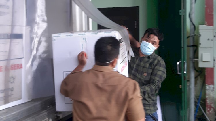 Vaksin covid-19 Sinovac saat tiba di gudang dinas Kesehatan kabupaten Madiun