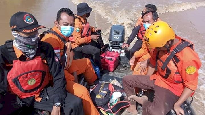 Tim SAR menyisiri Bengawan Solo sampai sekitar jembatan Cepu Bojonegoro