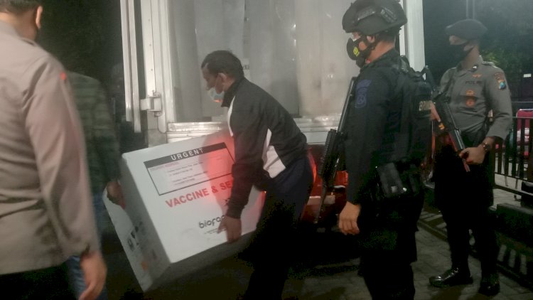 Vaksin Sinovac tiba di Ngawi dengan pengawalan ketat anggota Brimob 