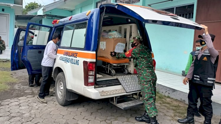 Petugas Saat memasukan Vaksin Sinovac ke Mobil pengangkut. /RMOLJatim