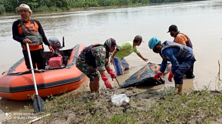 Tim SAR bersama warga mengevakuasi jasad perempuan yang diduga sebagai Devi dari Bengawan Solo masuk Bojonegoro