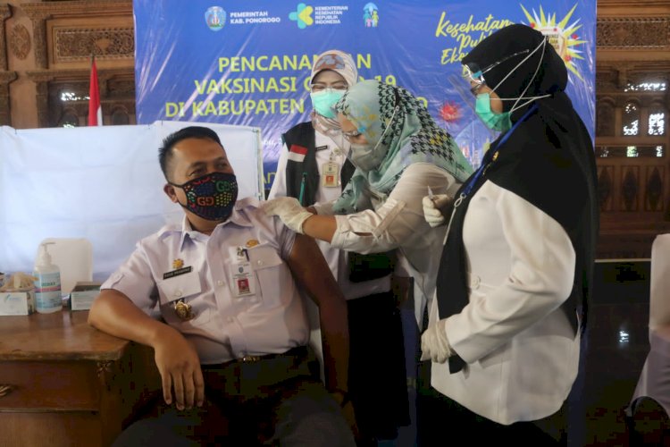 Sekda Ponorogo, Agus Pramono menerima vaksin