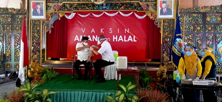 Bupati Bangkalan R. Abdul Latif Amin Imron Saat Disuntik Vaksin