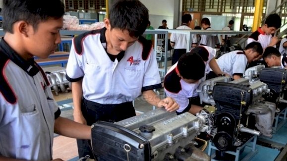 Siswa SMK belajar teknik mesin / net