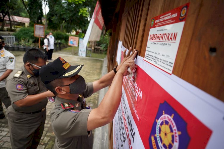 Satpol PP saat menyegel The Forest Cafe/RMOLJatim