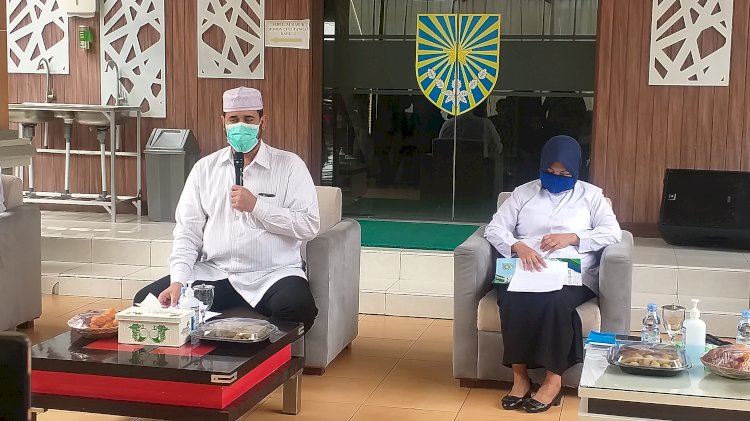 Wali Kota Habib Hadi Saat Jumpa Pers Di Halaman Kantor Pemkot Probolinggo