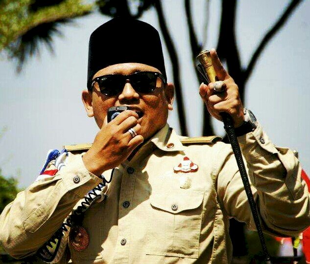 Kades Grundo, Triyono Hercules berpakaian ala Soekarno/RMOLJatim