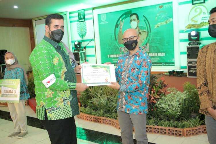 Walikota Probolinggo, Habib Hadi saat memberikan penghargaan pada pemenang lomba di malam refleksi/Ist