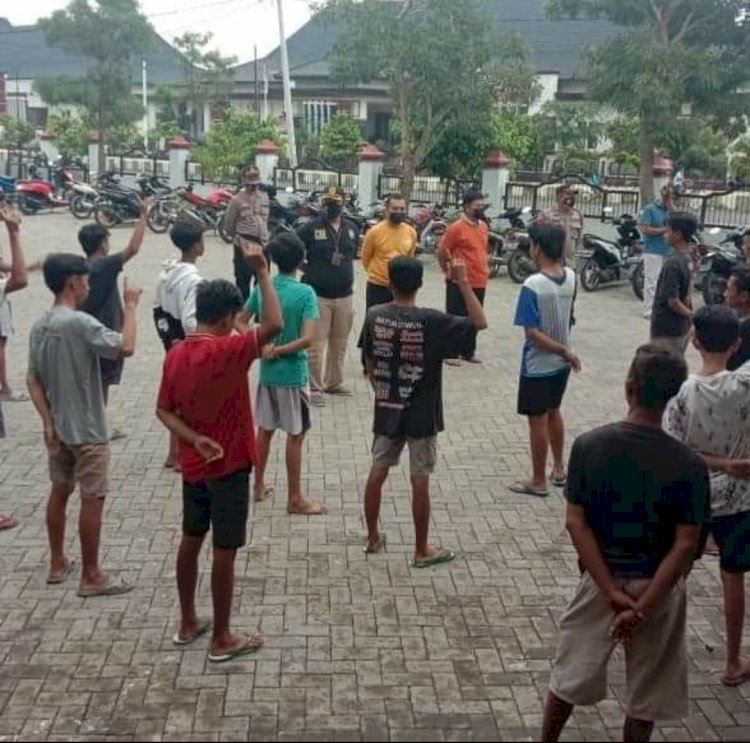  Para pemuda yang terjaring operasi penertiban protokol kesehatan mengamankan diberikan sanksi disiplin/RMOLJatim