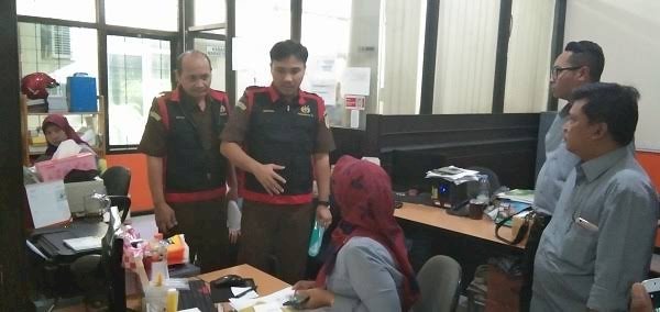 penyidik saat menggeledah Kantor YKP beberapa waktu lalu/RMOLJatim