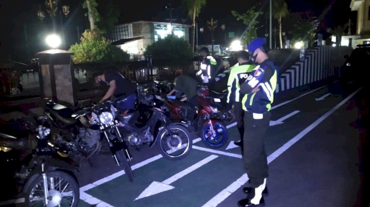 Puluhan motor diamankan di halaman Satlantas Polres Madiun kota saat razia minggu (31/1) dinihari 
