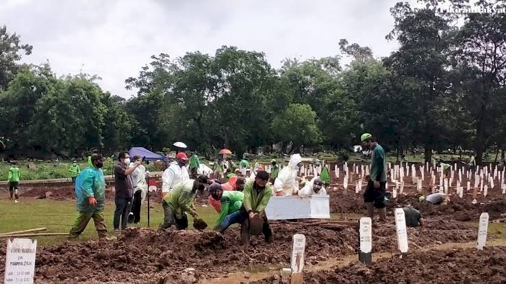 Pemakaman jenazah Covid-19 di TPU Bambu Apus/Net